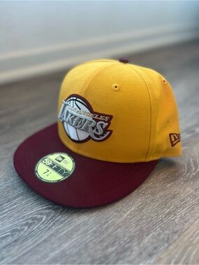 New Era Los Angeles Lakers 59FIFTY Fitted Hat 7 1/4 Gold Burgundy NBA Flat Cap